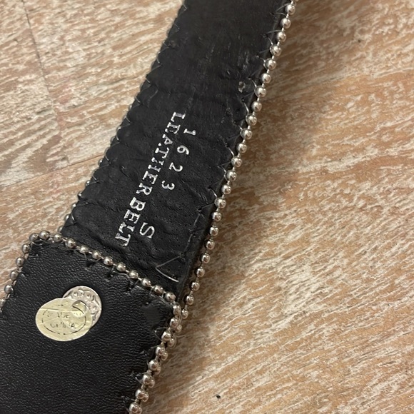 Cross studded embellished unisex black leather belt. Cross design. - Picture 5 of 8